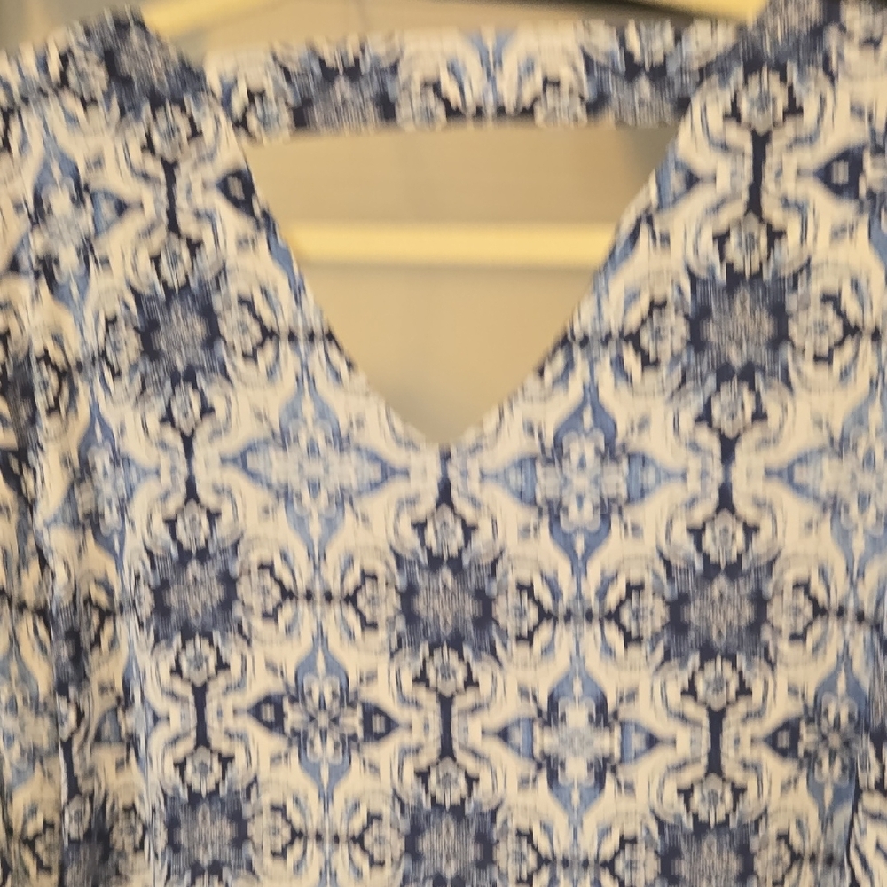 New Directions Blue and White Floral Blouse Flowy Sleeves - Picture 4 of 4